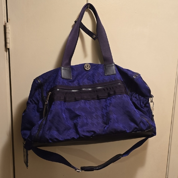lululemon athleticaDuffel Bag with Versatile Carrying Options